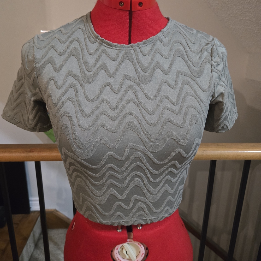 Twik Par Simons Gray Wave Pattern Crop Top